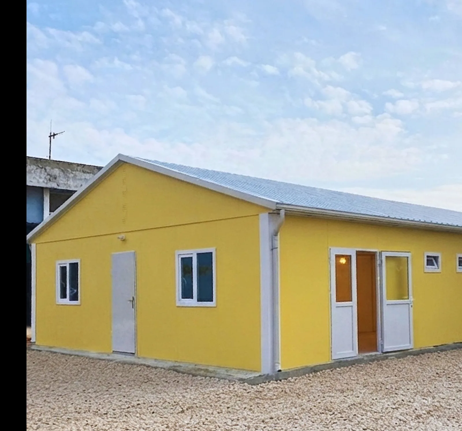 Podpůrná škola — Kosovo, exteriér